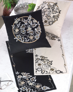 Hvidt broderi på sort 31x85cm