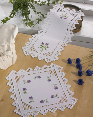 Hardanger med violett 39x39cm